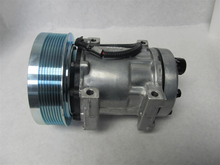 Load image into Gallery viewer, Case CE Reman Air Conditioning Compressor #86993463R